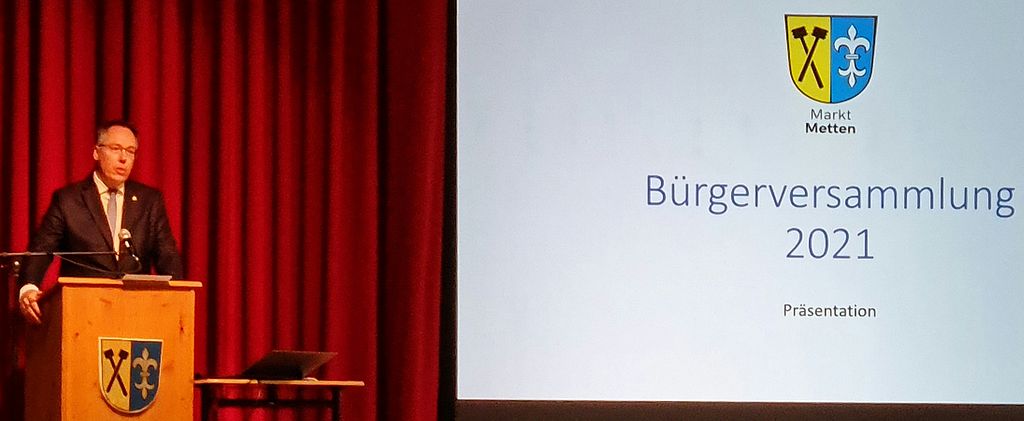 Das Bild zeigt Bürgermeister Andreas Moser bei der Bürgerversammlung 2021