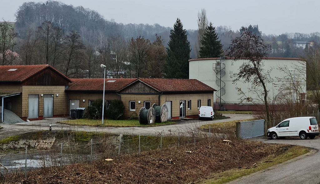 Das Bild zeigt die Bestandsbauten der Mettener Kläranlage