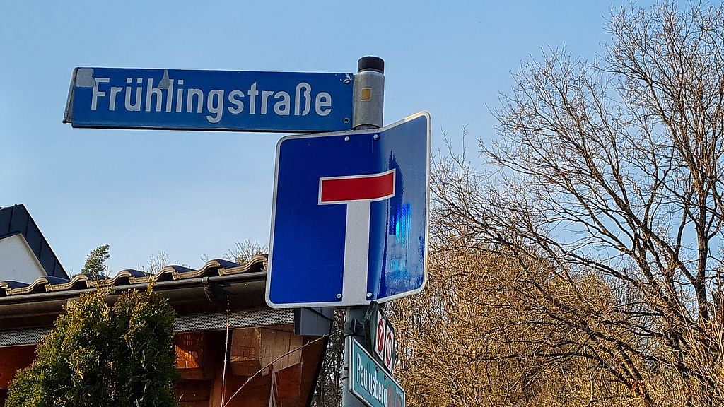 Das Bild zeigt den Straßennamen: Frühlingsstraße