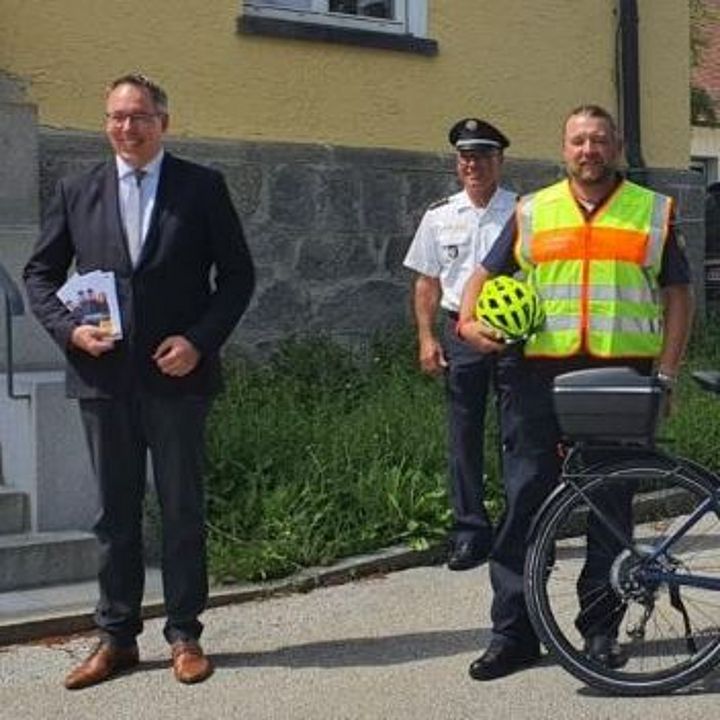Das Foto zeigt Bürgermeister Andreas Moser mit Vertretern der Polizeiinspektion Deggendorf sowie Mitgliedern der Sicherheitswacht