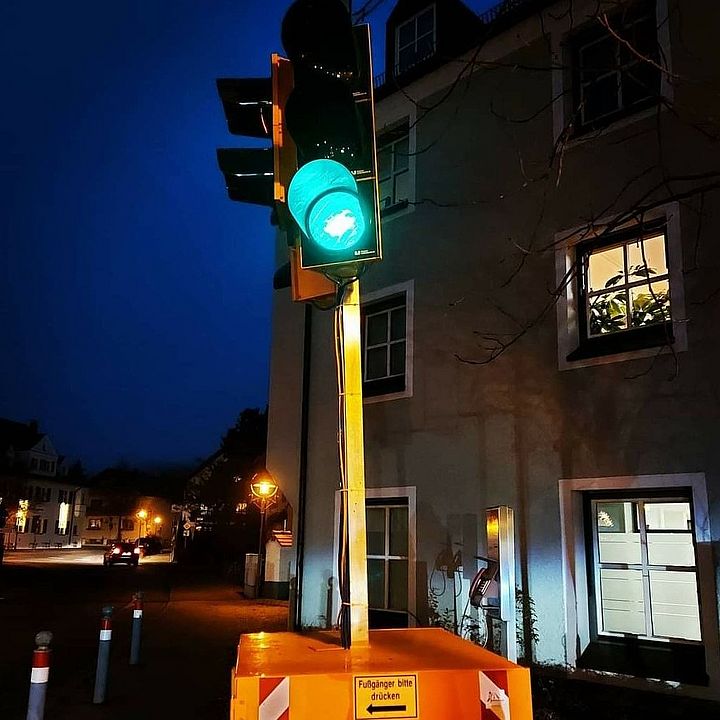 Das Foto zeigt eine Bedarfsampel für Fußgänger, die im Probebetrieb aufgestellt wurde.