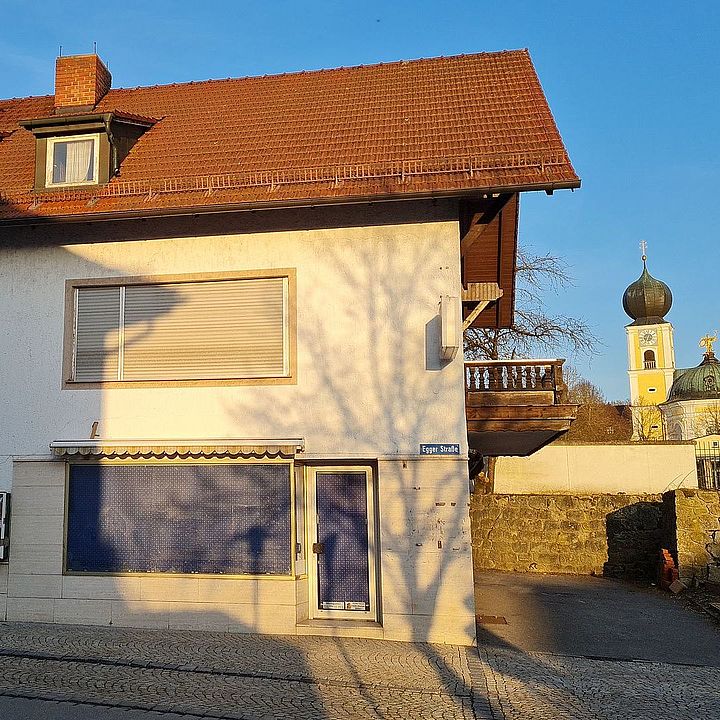 Das Foto zeigt das "Heiglhaus" in der Egger Straße 2 in Metten.