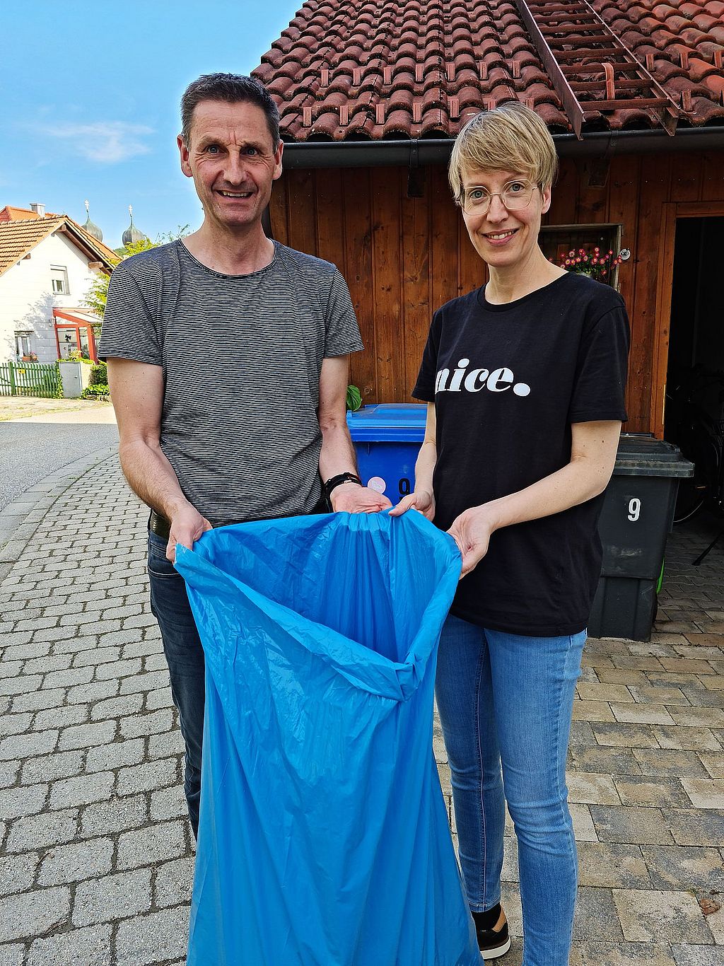 Bettina und Martin Jensen mit 6,5kg Müll